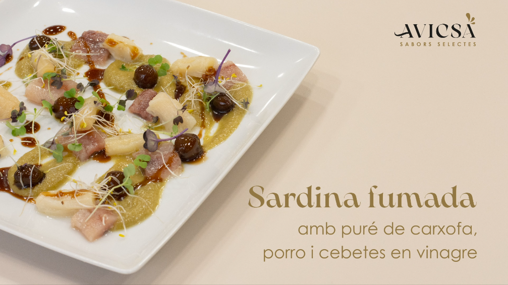 Recepta amb conserves vegetals. Sardina fumada amb puré de carxofa, porro i cebetes en vinagre.