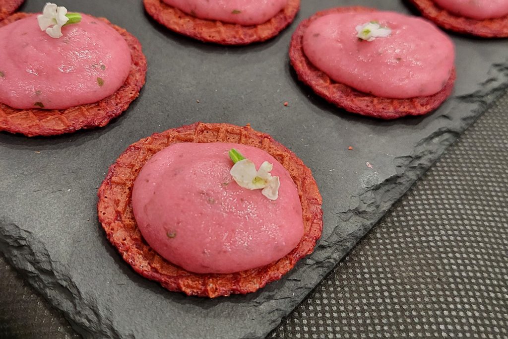 Presentació de base vegana de remolatxa amb fals hummus de mongeta i remolatxa.